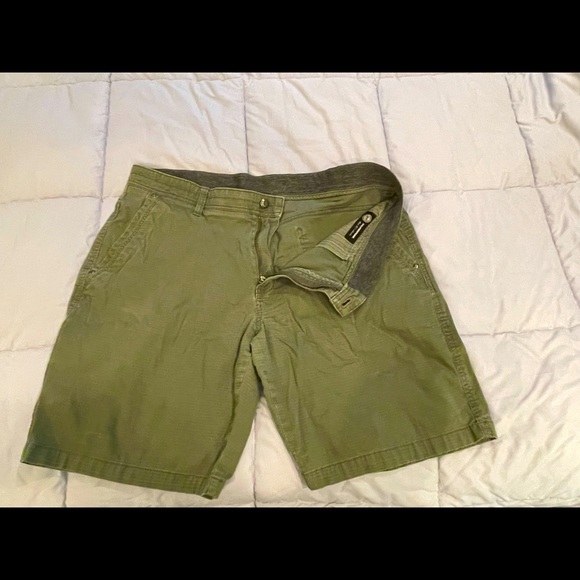 Men’s army green cargo shorts - Picture 2 of 3